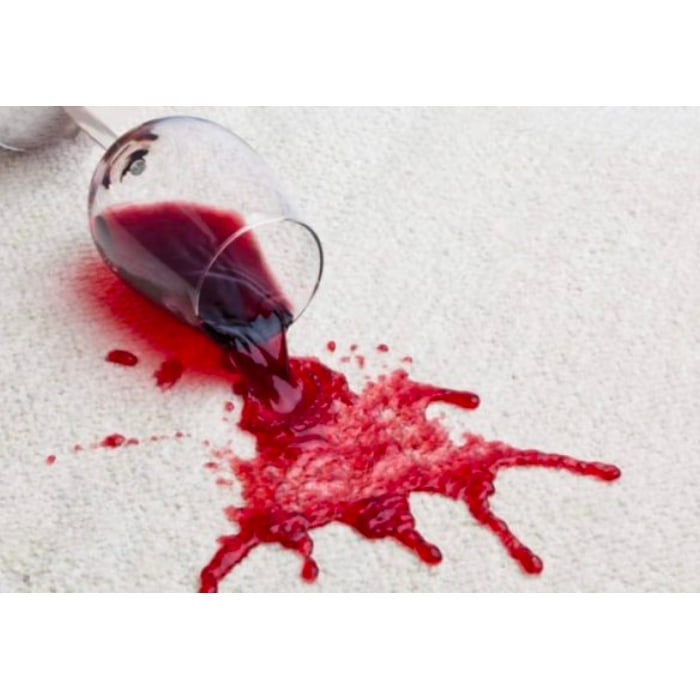 Come rimuovere le macchie di vino da tappeti, tessuti e moquette