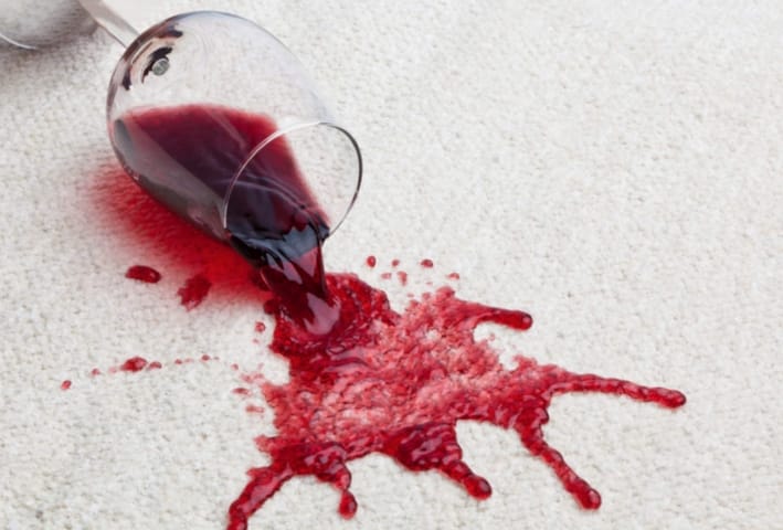 Come rimuovere le macchie di vino da tappeti, tessuti e moquette